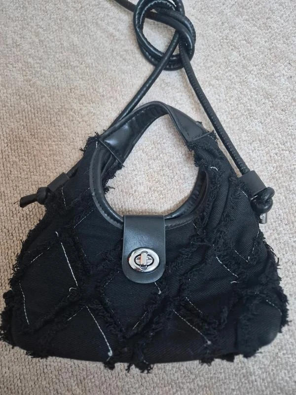 Bolso de mano vintage Y2K negro estilo grunge con detalles de flecos – photo 3